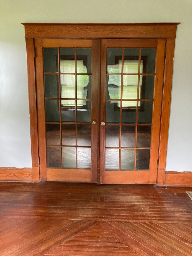 Building Photo - 325 Main St