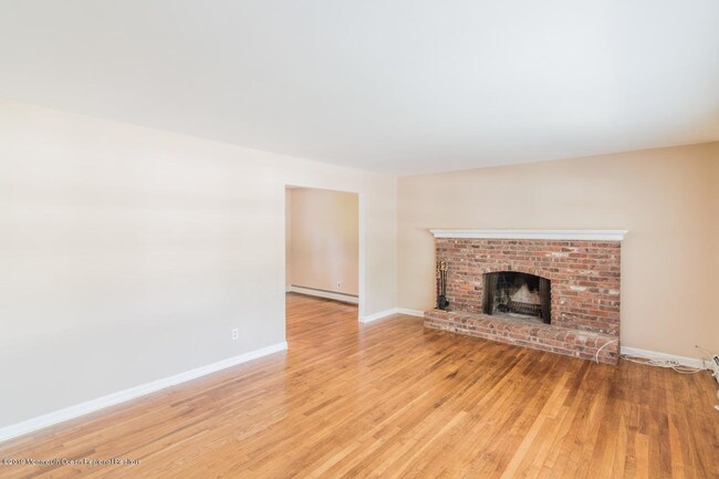 Foto del edificio - 373 Hilltop Rd