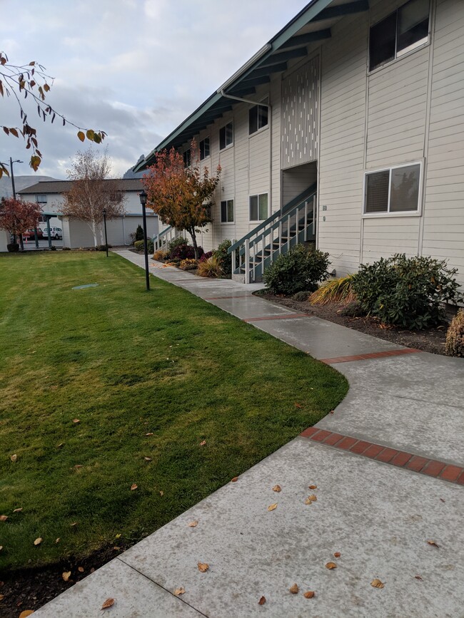 Building Photo - 10 S Cove Ave