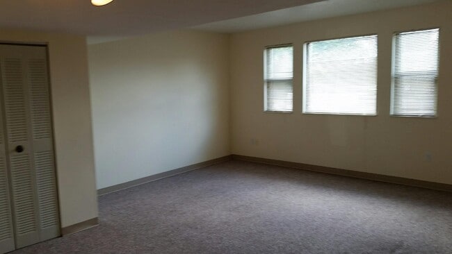 Living room - 3268 Niagara Sq