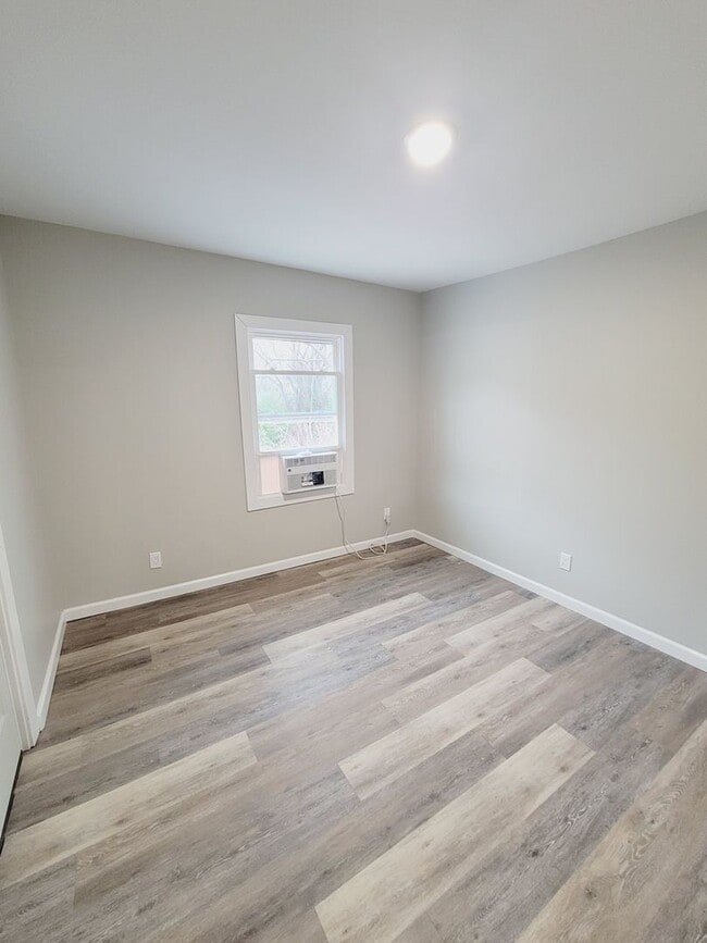 Building Photo - One-Bedroom Apartment for Rent Close to Downtown!