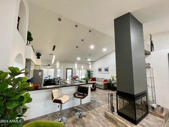 Building Photo - 11244 W Olive Dr