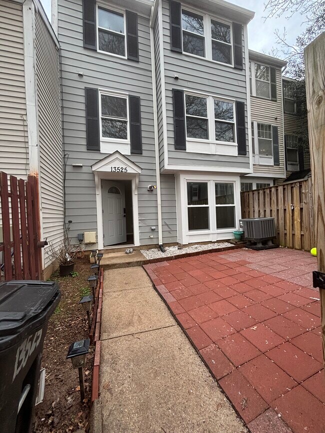 Foto del edificio - 13525 Demetrias Way