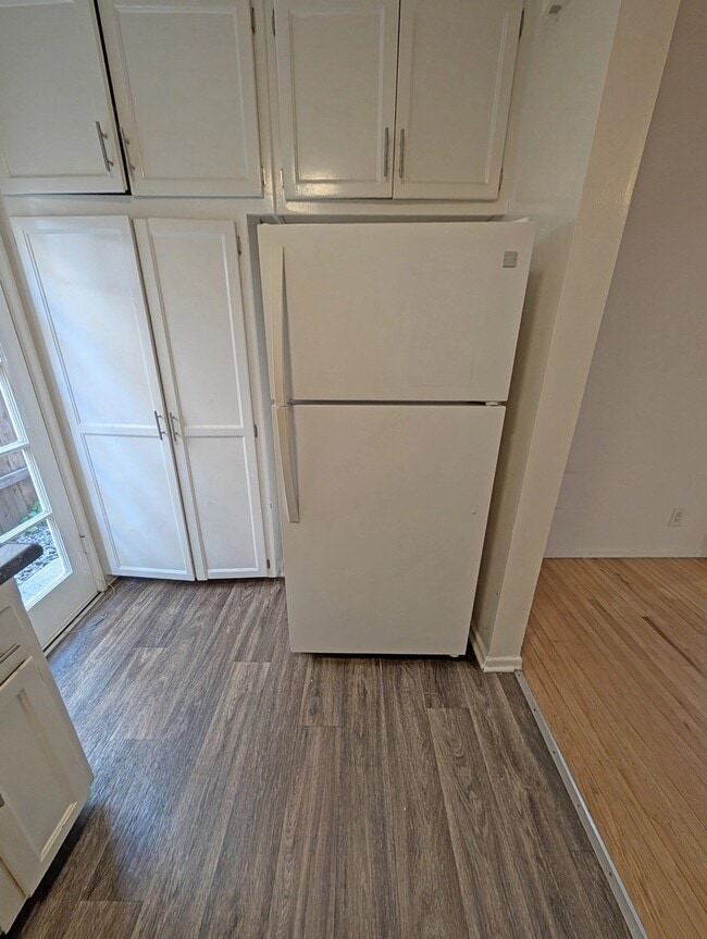 Building Photo - 1532 S Bundy Dr