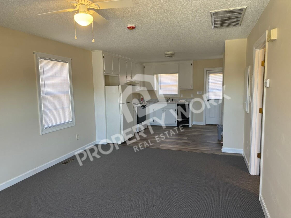 Foto del edificio - 1 Bedroom, 1 Bath Duplex Available in Nash...