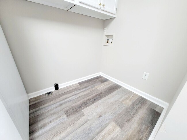 Building Photo - Great 2 Bed 1 Bath in Burlington!