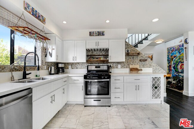 Foto del edificio - 29231 Heathercliff Rd