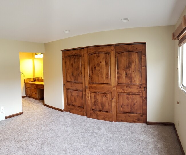 Building Photo - Incredible 2 bedroom Condominium with Rive...