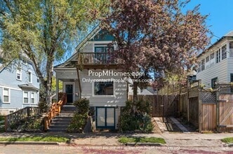 Building Photo - 220 SE 30th Pl