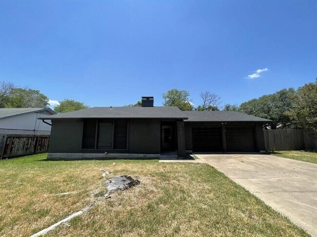 Foto del edificio - 909 Cripple Creek Dr