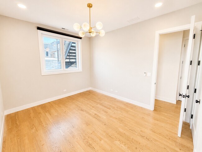 Foto del edificio - 1653 W Division St