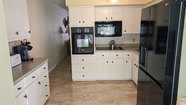 Kitchen - 2427 Rhodesian Dr