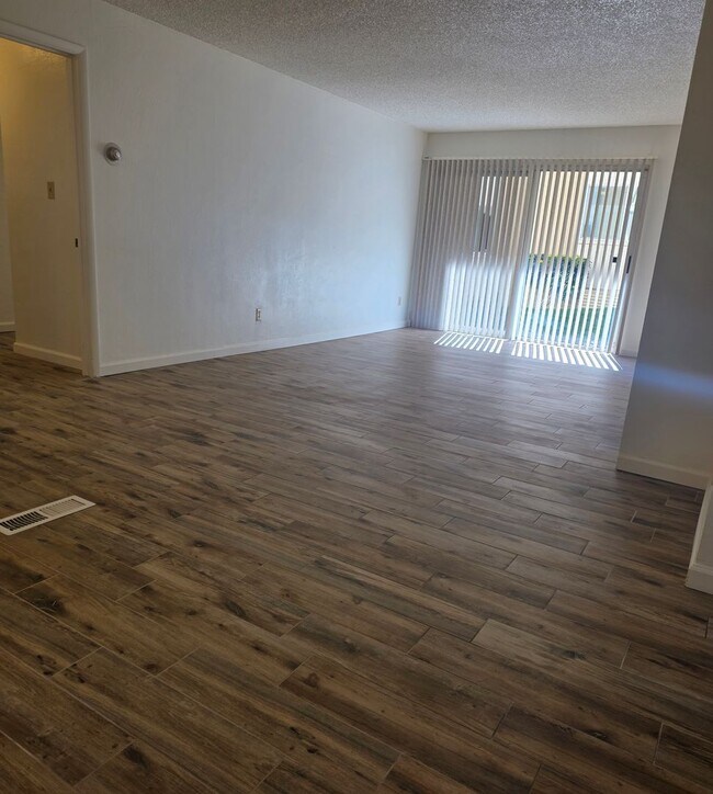 Foto del edificio - Amazing condo next to the Truckee River!