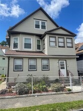 Building Photo - 115 Oak St