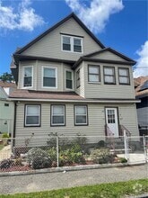 Building Photo - 115 Oak St
