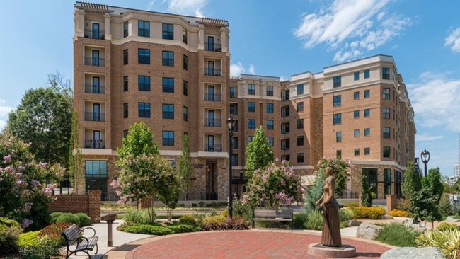 Foto del edificio - 1351 E Morehead St