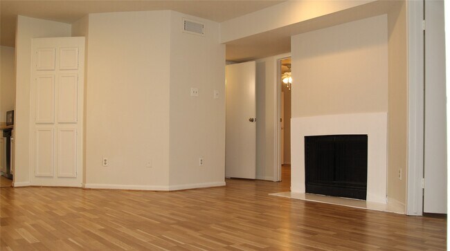 Foto del edificio - 2425 Holly Hall St
