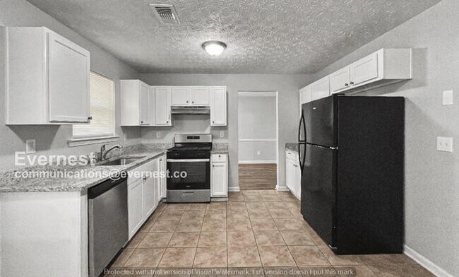 Foto del edificio - 3 Bed, 2 Bath Home with Fenced Yard & Garage / Pet-Friendly / Available Now!