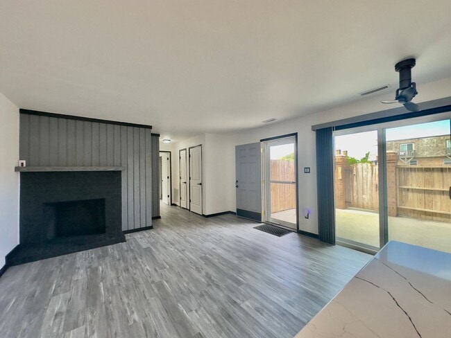 Building Photo - Luxury Newly Remodeled Condominium