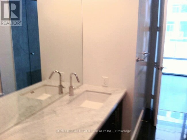 Building Photo - 39 Queens Quay E