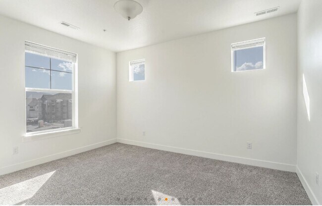 Foto del edificio - $500 OFF FIRST MONTH"S RENT  Condo in Prim...