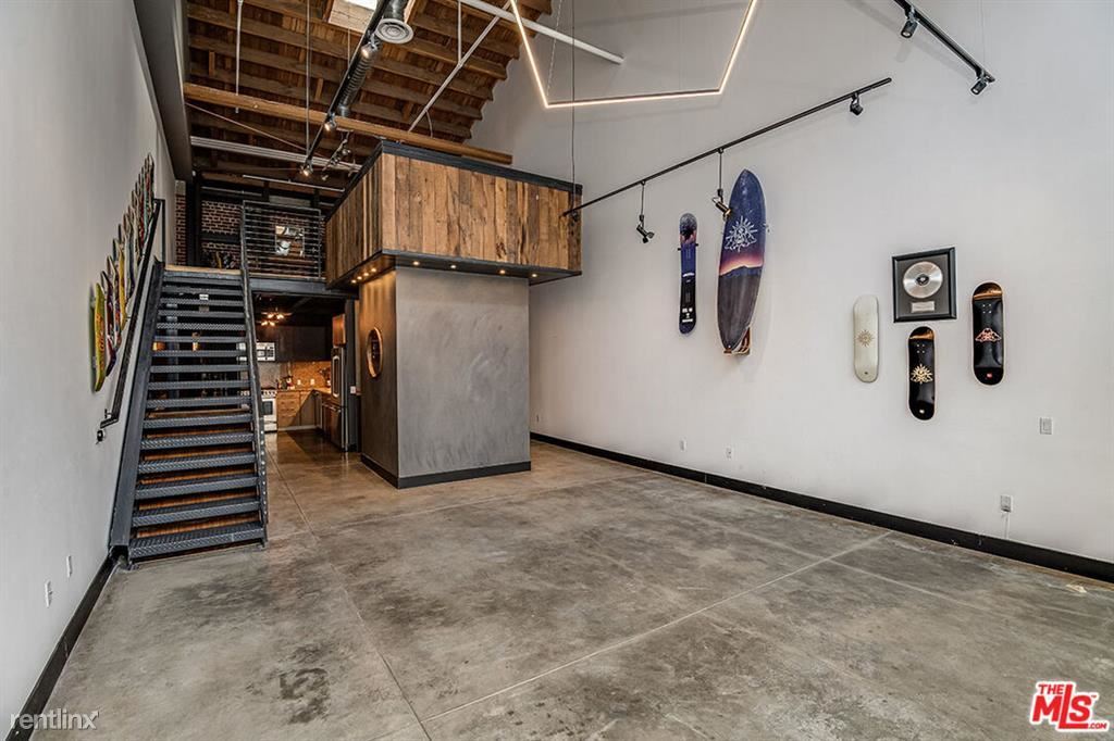 Primary Photo - 1 br, 1 bath Condo - 130 S Hewitt St Apt 21