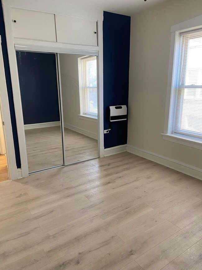 Foto del edificio - 2210 E 70th St