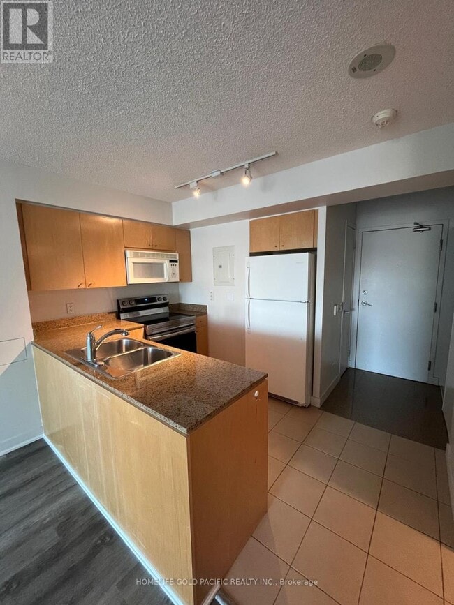 Building Photo - 373 Front St W