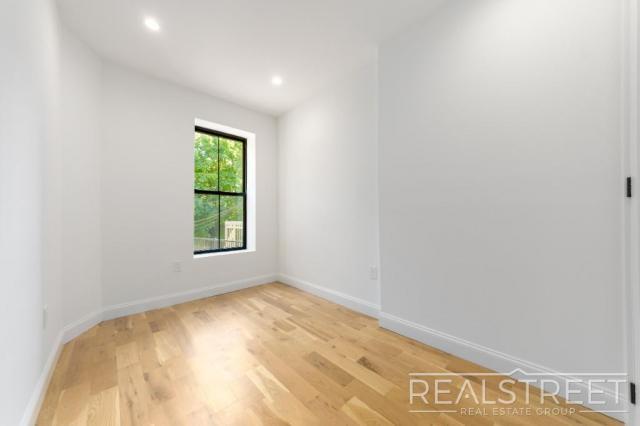 Foto del edificio - 3 bedroom in Brooklyn NY 11207