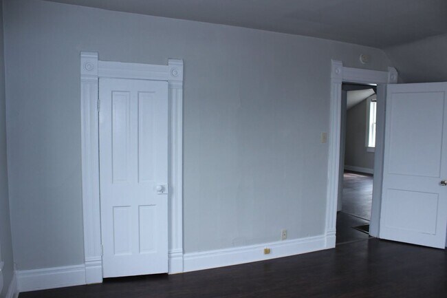 Building Photo - 3 bed 1 bath near Campus - Immediate move in