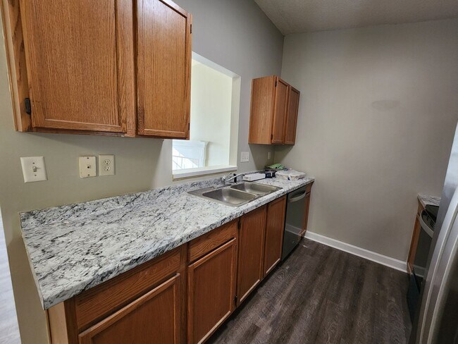 Foto del edificio - 3 Bedroom Home Near University Area