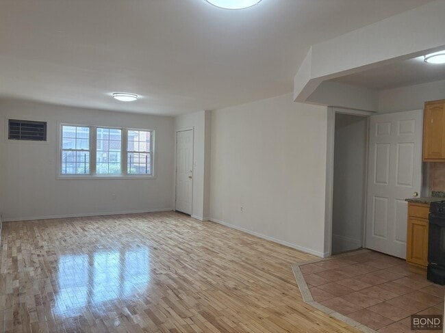 Building Photo - 395 E 49th St