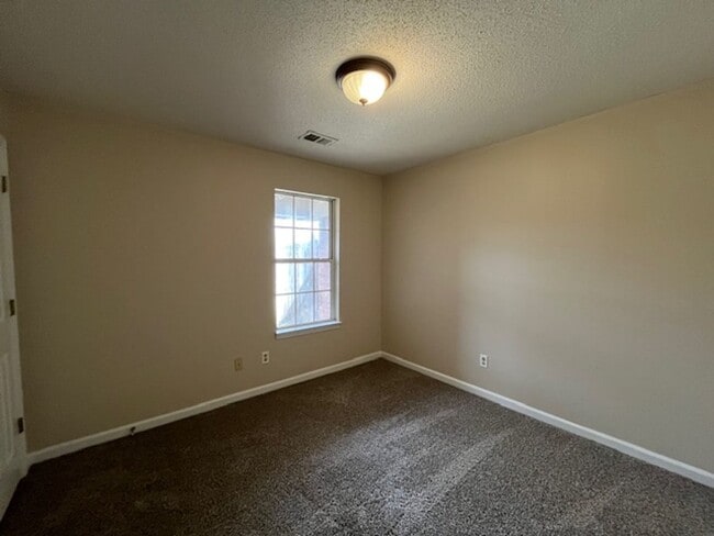 Building Photo - Renovated 3 Bedroom 3 Bath Townhome for Rent!