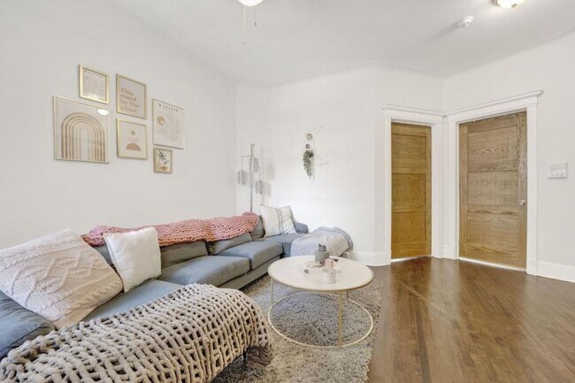 Building Photo - 1 bedroom in Chicago IL 60613