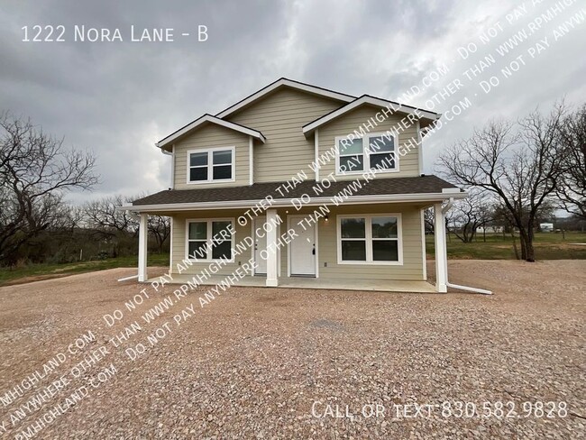 Building Photo - Available Now!! Beautiful 2 Bedroom/ 1 1/2...