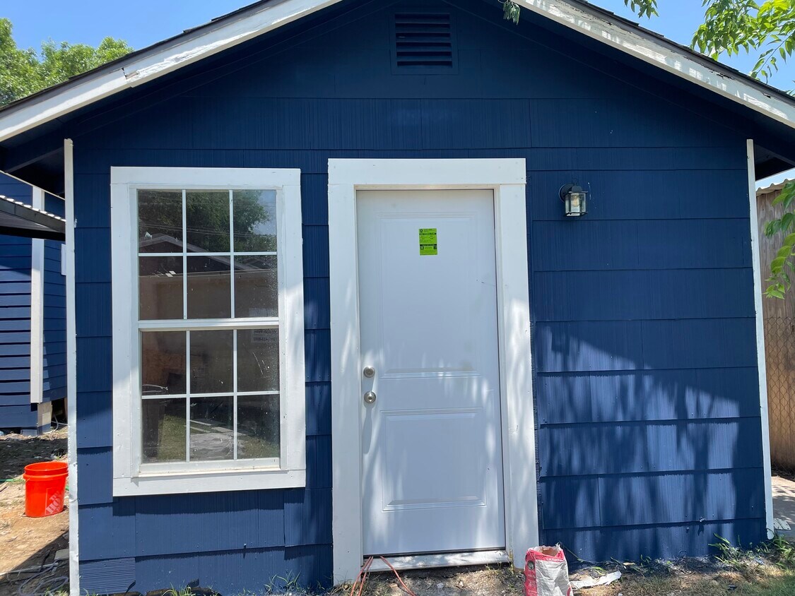 1/1 house - 919 Monclova Aly