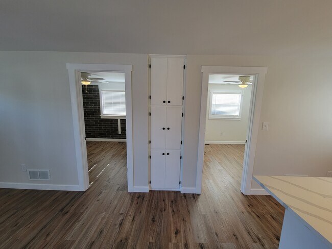 Building Photo - 10622 N Park Ave