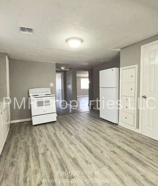 Building Photo - 2 Bedroom/ 1 Bathroom House