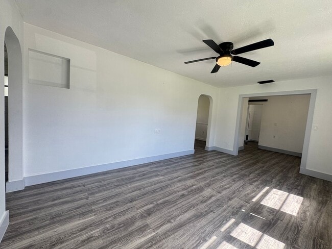 Building Photo - Annual Unfurnished 3-Bedroom, 1-Bathroom H...