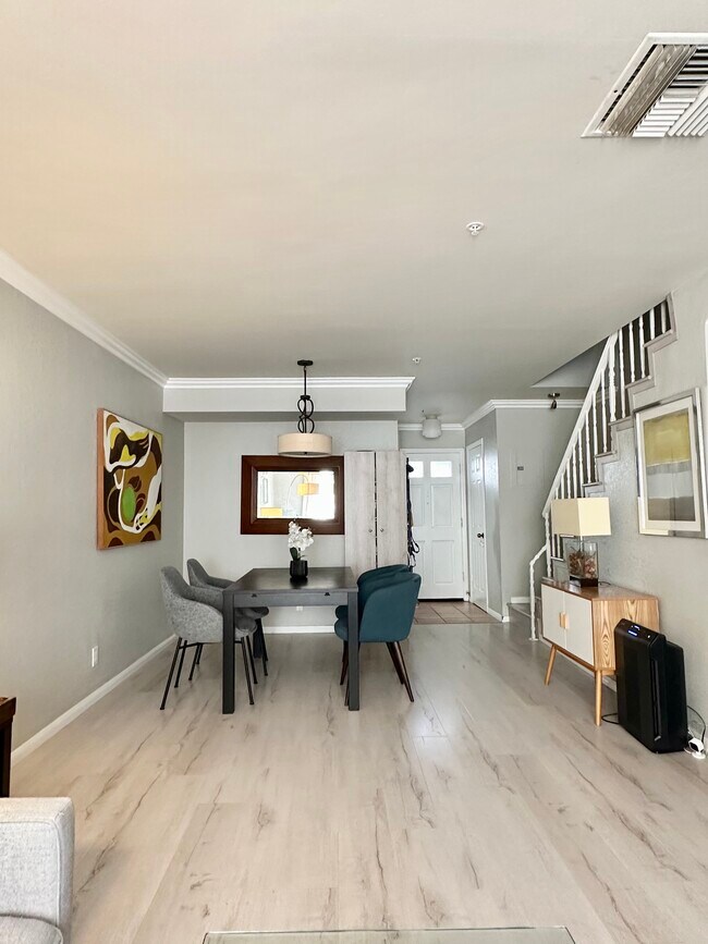 Foto del edificio - 431 W Lexington Dr