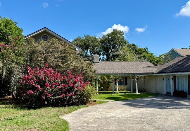 Building Photo - 807 Betz Creek Rd