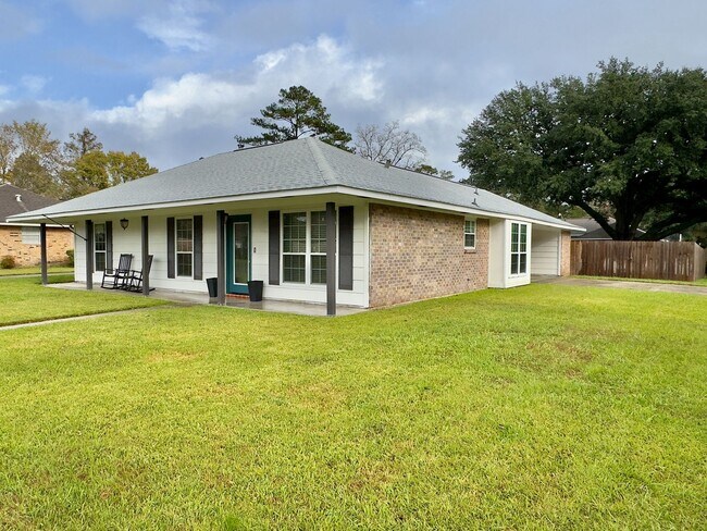 Building Photo - Beautifully updated home in Quail Ridge Su...