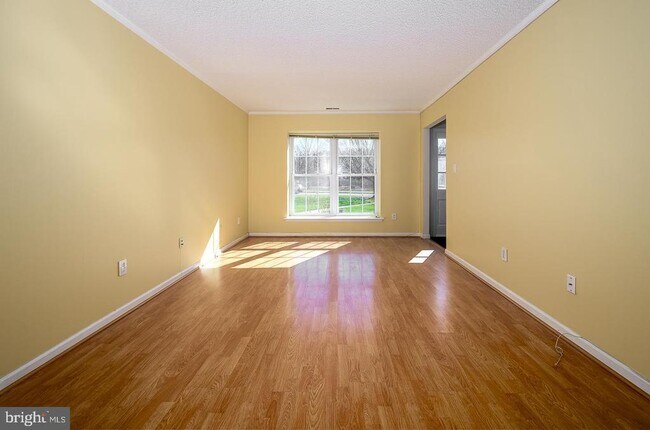 Building Photo - 8 Pond View Dr