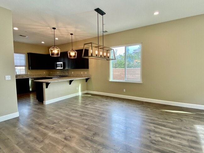 Foto del edificio - AVAILABLE BY 5/9, SPACIOUS 3 BED, 2.5 BATHS, 2 CAR GARAGE WITH LARGE BACKYARD ON A CUL-DE-SAC