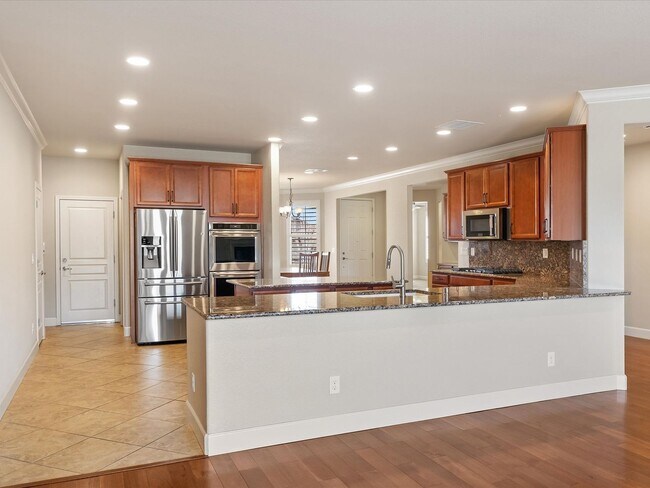 Foto del edificio - Located in the Exclusive Somersett Regency...