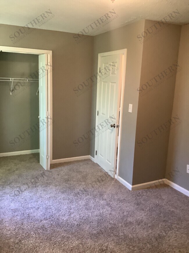 Building Photo - 124 Creekwood Ave