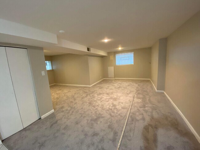 Foto del edificio - 5248 W Montrose Ave