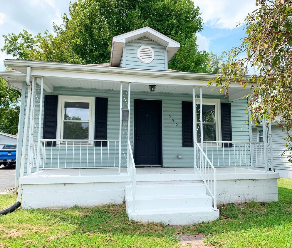 Primary Photo - Renovated Throughout...550 Leslie Ave, Woo...