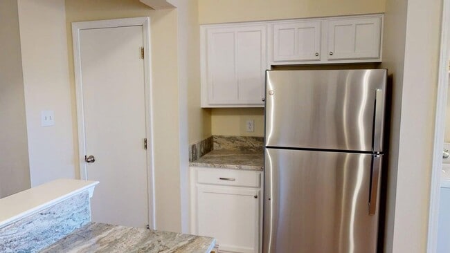 Building Photo - Large Centrally located townhome