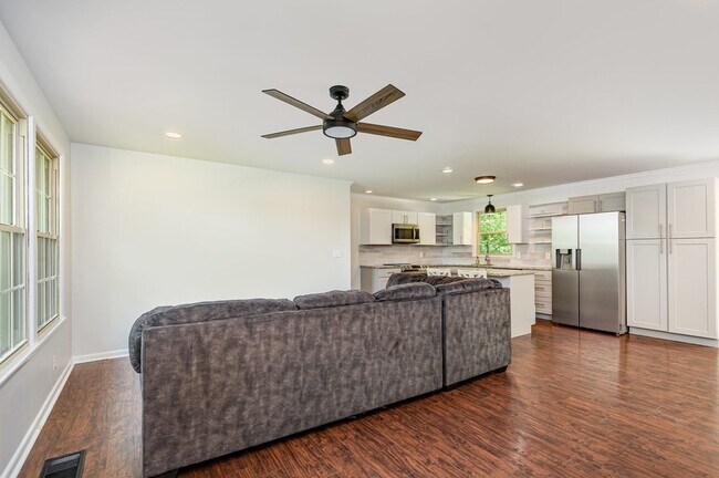 Foto del edificio - 138 Lakeside Park Dr